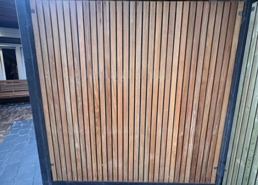 Elephant schutting Stripes Black hardhout FSC 45x1800x1800mm naturel/zwart RVS geschroefd     024360